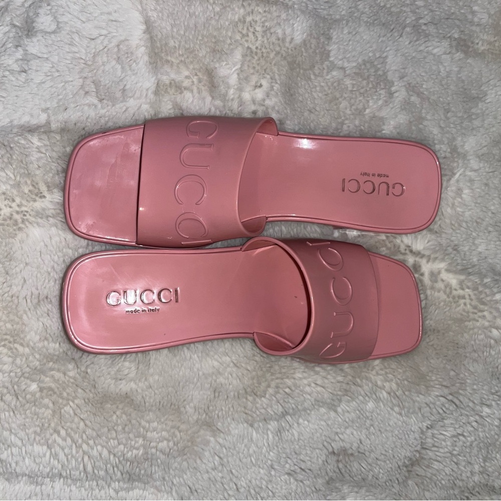 GUCCI pink rubber sandals